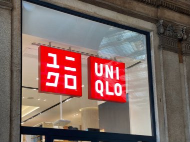 Roma, IT, 11 Ekim 2024; Roma 'daki Galleria Alberto Sordi' de bir mağaza vitrininde aydınlatılmış Uniqlo mağaza tabelası sergileniyor. Uniqlo küresel varlığıyla popüler bir Japon giyim markasıdır..