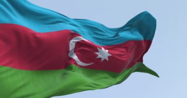Açık bir günde rüzgarda dalgalanan Azerbaycan bayrağının yakın çekimi. Mavi, kırmızı, yeşil, beyaz hilal ve yıldızlı üç renkli yatay renk. Kusursuz 3 boyutlu animasyon. Yavaş çekim döngüsü