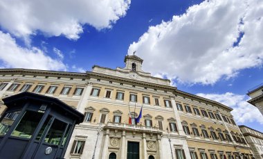 Roma 'daki Palazzo Montecitorio' nun manzarası, İtalyan Milletvekilleri Meclisi 'nin koltuğu, açık bir gökyüzü altında bulutlu ön cephede İtalyan ve Avrupa bayrakları yer alıyor..