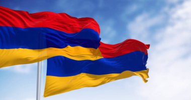 Rüzgarda sallanan üç Ermeni bayrağı. Kırmızı, mavi ve kayısı renginde üç yatay şerit. 3D illüstrasyon canlandırıcı. Dalgalı kumaş. Seçici odak