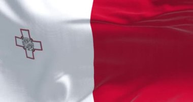 Malta ulusal bayrağının rüzgarda dalgalanmasına yakın çekim. Beyaz ve kırmızı, beyaz şeritli kantonda George Cross. Kusursuz 3 boyutlu animasyon. Yavaş çekim döngüsü. Seçici odak