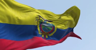 Açık bir günde Ekvador ulusal bayrağının yakın çekimi. Ekvador Cumhuriyeti, Güney Amerika 'nın bir cumhuriyetidir. Kusursuz 3 boyutlu animasyon. Yavaş çekim döngüsü. Seçici odak