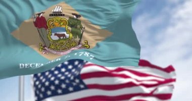 Delaware eyalet bayrağı ulusal Amerikan bayrağıyla dalgalanıyor. Kusursuz 3 boyutlu animasyon. Yavaş çekim döngüsü. Seçici odak