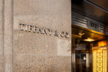 New York, ABD, 1 Kasım 2016, Tiffany ve Co. logosunun yakın çekimi lüks mağaza vitrininin dışındaki taş bir duvarda. Zarafet, lüks ve mirasın ikonik sembolü.