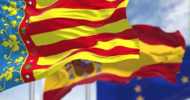Valencia Topluluğunun bayrakları İspanyol ulusal bayrağıyla dalgalanıyor. İspanya Özerk Topluluğu. Kusursuz 3 boyutlu animasyon. Yavaş çekim döngüsü. Seçici odak