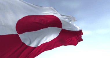 Grönland bayrağı açık bir günde rüzgarda sallanıyor. Kusursuz 3 boyutlu animasyon. Yavaş çekim döngüsü. Seçici odak