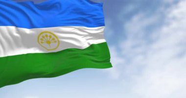 Bashkortostan Cumhuriyeti bayrağı açık bir günde rüzgarda dalgalanıyor. Cumhuriyet ve Rusya 'nın federal konusu. Kusursuz 3 boyutlu animasyon. Yavaş çekim döngüsü.