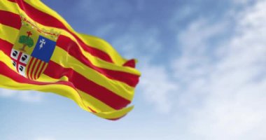 Açık bir günde rüzgarda dalgalanan Aragon bayrağı. İspanyol bölgesi. Kusursuz 3 boyutlu animasyon. Yavaş çekim döngüsü. Seçici odak