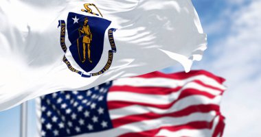 Massachusetts ve Amerika Birleşik Devletleri bayrakları açık bir günde rüzgarda sallanıyor. Vatanseverlik ve kimlik kavramı. 3D illüstrasyon canlandırıcı. Dalgalı kumaş