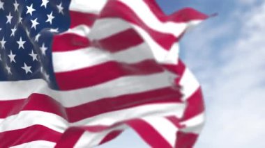 Açık bir günde rüzgarda dalgalanan Amerikan ulusal bayrağının yakın çekimi. Kusursuz 3 boyutlu animasyon. Yavaş çekim döngüsü. Seçici odak