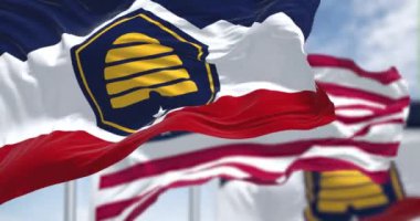 Utah 'ın Arı Kovanı Bayrağı ve açık havada Amerikan bayrağı dalgalanıyor. Kusursuz 3 boyutlu animasyon. Yavaş çekim döngüsü. Seçici odak