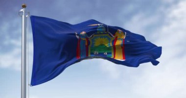 Açık bir günde New York bayrağının yakın çekimi. Eyalet arması olan mavi bir arka plan. Çırpınan tekstil. Kusursuz 3 boyutlu animasyon. Yavaş çekim döngüsü