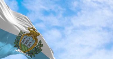 Açık havada rüzgarda dalgalanan San Marino bayrağı. Avrupa mikro durumu. Kusursuz 3 boyutlu animasyon. Yavaş çekim döngüsü. Seçici odak.