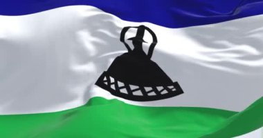 Ulusal Lesotho bayrağının yakın çekimi. Ortasında siyah bir Basotho şapkası olan üç yatay mavi, beyaz ve yeşil şerit. Kusursuz 3 boyutlu animasyon. Yavaş çekim döngüsü. Seçici odak.