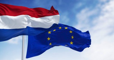 Hollanda ve Avrupa Birliği bayrakları açık bir günde rüzgarda sallanıyor. 1958 yılında AB üyesi. 3D illüstrasyon canlandırıcı. Kanat çırpan kumaş. Seçici odak.