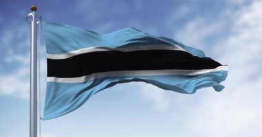 Botswana ulusal bayrağı açık havada dalgalanıyor. Ortasında siyah beyaz çizgili açık mavi bir alan var. Kusursuz 3 boyutlu animasyon. Yavaş çekim döngüsü. Seçici odak.
