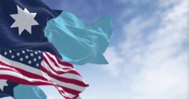 Minnesota 'nın yeni eyalet bayrakları açık bir günde Amerikan bayrağıyla dalgalanıyor. Kusursuz 3 boyutlu animasyon. Yavaş çekim döngüsü. Seçici odak.
