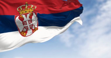 Açık bir günde rüzgarda sallanan Sırp ulusal bayrakları. Merkezin solunda Sırp arması bulunan kırmızı, mavi ve beyaz bantlar. 3D illüstrasyon canlandırıcı. Çırpınan kumaş.