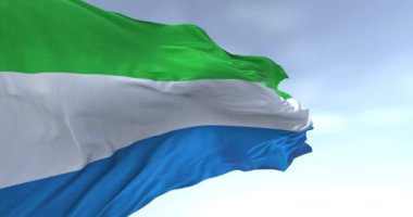 Sierra Leone 'nin ulusal bayrağının açık bir günde rüzgarda dalgalanması. Yatay çizgili üç renkli yeşil, beyaz ve mavi. Kusursuz 3 boyutlu animasyon. Yavaş çekim döngüsü
