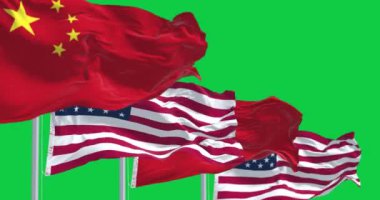 Çin ve Amerika Birleşik Devletleri 'nin bayrakları yeşil arka planda yalıtılmış bir şekilde rüzgarda dalgalanıyor. Kusursuz 3D canlandırma animasyonu. Krom anahtar. Yavaş çekim döngüsü. Yeşil ekran. 4 bin. Seçici odak