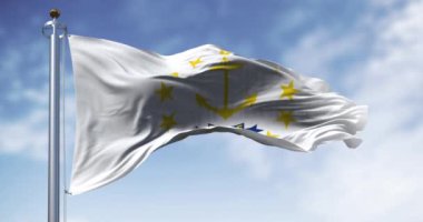 Rhode Island eyalet bayrağı açık havada rüzgarda sallanıyor. Merkezde 13 altın yıldızla çevrili altın çapa. Kusursuz 3 boyutlu animasyon. Yavaş çekim döngüsü. Seçici odaklanma. Dalgalanan kumaş