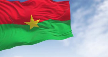 Burkina Faso 'nun ulusal bayrağı açık havada rüzgarda sallanıyor. Ortasında sarı beş köşeli bir yıldız olan iki eşit yatay kırmızı ve yeşil şerit. Kusursuz 3 boyutlu animasyon. Yavaş çekim döngüsü