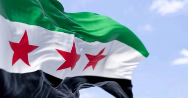 Suriye ulusal bayrağının dalgalandığı yakın çekim. Yatay üç renkli yeşil, beyaz, siyah, üç yeşil beş köşeli yıldız. 3D illüstrasyon canlandırıcı. Seçici odak