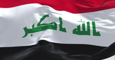 Irak Cumhuriyeti bayrağı rüzgarda sallanıyor. Yeşil Takbir yazısıyla üç yatay kırmızı, beyaz ve siyah şerit. Kusursuz 3 boyutlu animasyon. Yavaş çekim döngüsü, dalgalı kumaş. Yakın plan.