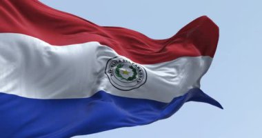 Paraguay ulusal bayrağı dalgalanıyor. Beyaz bant merkezli üç eşit yatay kırmızı, beyaz ve mavi şerit. Kusursuz 3 boyutlu animasyon. Yavaş çekim döngüsü. Dalgalanan kumaş. Yakın plan.