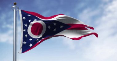 Ohio eyaleti bayrağı açık bir günde rüzgarda sallanıyor. Kusursuz 3 boyutlu animasyon. Yavaş çekim döngüsü. Dalgalanan kumaş.