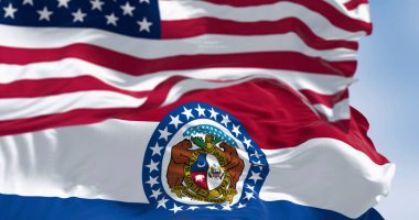 Missouri eyalet bayrağı açık bir günde ulusal Amerikan bayrağıyla dalgalanıyor. 3D illüstrasyon canlandırıcı. Dalgalı kumaş. Seçici odak