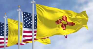 New Mexico ve Amerika Birleşik Devletleri bayraklarının açık bir günde rüzgarda dalgalanmasını yakından izliyoruz. Kusursuz 3 boyutlu animasyon. Yavaş çekim döngüsü. Seçici odak