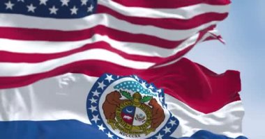 Missouri eyalet bayrağı açık bir günde ulusal Amerikan bayrağıyla dalgalanıyor. Kusursuz 3 boyutlu animasyon. Yavaş çekim döngüsü. Seçici odak