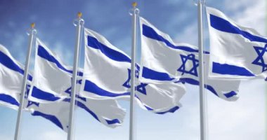 İsrail devleti ulusal bayrakları rüzgarda sallanıyor. Mavi Davut Yıldızı ortada, beyaz üzerine iki yatay mavi çizgili. Kusursuz 3 boyutlu animasyon. Yavaş çekim döngüsü. Seçici odak