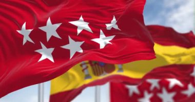 Madrid Topluluğu bayrağı ulusal İspanyol bayrağıyla dalgalanıyor. Kırmızı, yedi gümüş uçlu, beş köşeli yıldız. Kusursuz 3 boyutlu animasyon. Yavaş çekim döngüsü. Seçici odak