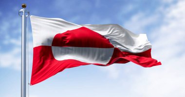 Grönland bayrağı açık bir günde rüzgarda sallanıyor. Grönland dünyanın en büyük adasıdır ve Danimarka Krallığı 'nı oluşturan üç kurucu ülkeden biridir.,