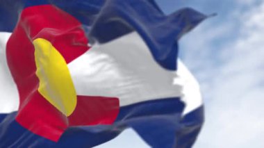 Colorado eyaletinin açık bir günde rüzgarda dalgalanan bayrağının yakın çekimi. Üç mavi, beyaz ve mavi şerit. Üstünde altın diski olan kırmızı C. Kusursuz 3 boyutlu animasyon. Yavaş çekim döngüsü. Seçici odak