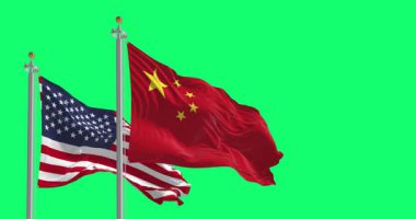 Çin ve Amerika Birleşik Devletleri 'nin bayrakları yeşil arka planda izole halde sallanıyor. Kusursuz 3D canlandırma animasyonu. Krom anahtar. Yavaş çekim döngüsü. Yeşil ekran. 4 bin. Seçici odak