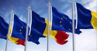 Romanya ve Avrupa Birliği bayrakları açık bir günde rüzgarda dalgalanıyor. Ocak 2007 'den beri üye. 3D illüstrasyon canlandırıcı. Çırpınan kumaş