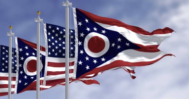 Ohio eyalet bayrağı açık bir günde ulusal Amerikan bayrağıyla dalgalanacak. 3 boyutlu illüstrasyon. Dalgalı tekstil. Seçici odak