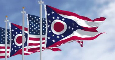 Ohio eyalet bayrağı açık bir günde ulusal Amerikan bayrağıyla dalgalanacak. Kusursuz 3 boyutlu animasyon. Yavaş çekim döngüsü. Seçici odak