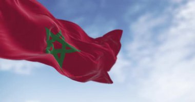 Açık bir günde Fas ulusal bayrağı dalgalanır. Ortasında yeşil pentagram olan kırmızı bayrak. Kusursuz 3 boyutlu animasyon. Yavaş çekim döngüsü. Seçici odak