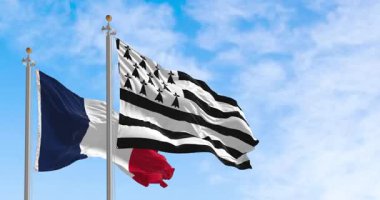 Açık bir günde Britanya bayrağı Fransız bayrağıyla dalgalanıyor. Kusursuz 3 boyutlu animasyon. Yavaş çekim döngüsü. Seçici odak