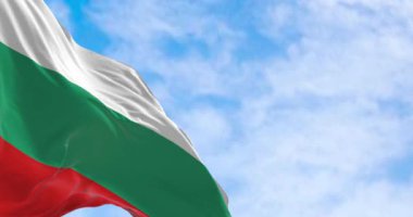 Bulgaristan ulusal bayrağının rüzgarda dalgalanmasına yakın çekim. Üç eşit büyüklükte yatay şerit: beyaz, yeşil ve kırmızı. Kusursuz 3 boyutlu animasyon. Yavaş çekim döngüsü. Seçici odak
