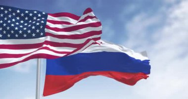 Açık bir günde ABD ve Rusya 'nın bayrakları rüzgarda sallanıyor. Kusursuz 3 boyutlu animasyon. Yavaş çekim döngüsü. Seçici odak