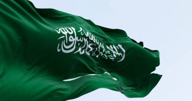 Suudi Arabistan ulusal bayrağının rüzgarda dalgalanması. Shahada 'lı yeşil alan ve Thuluth senaryosunda kılıç. Dalgalı kumaş. 3d illüstrasyon oluşturucu
