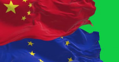 Çin ve Avrupa Birliği bayrakları yeşil arka planda yalıtılmış bir şekilde rüzgarda dalgalanıyor. Kusursuz 3D canlandırma animasyonu. Krom anahtar. Yavaş çekim döngüsü. Yeşil ekran. 4 bin. Seçici odak