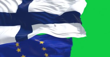 Finlandiya ulusal bayrağı, yeşil arka planda izole edilmiş Avrupa Birliği bayrağıyla rüzgarda dalgalanıyor. Kusursuz 3D canlandırma animasyonu. Krom anahtar. Yavaş çekim döngüsü. Yeşil ekran. 4 bin. Seçici odak