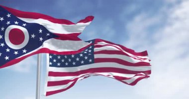 Ohio eyalet bayrağı açık bir günde ulusal Amerikan bayrağıyla dalgalanacak. Kusursuz 3 boyutlu animasyon. Yavaş çekim döngüsü. Seçici odaklanma. Sinema 4k