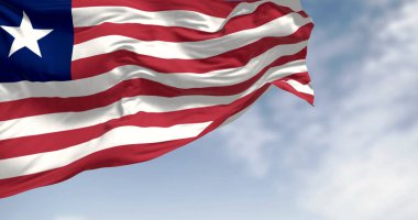 Liberya 'nın ulusal bayrağı açık havada dalgalanıyor. Renk değiştiren kırmızı ve beyaz yatay çizgiler ve kantondaki mavi karede beyaz bir yıldız. 3D illüstrasyon canlandırıcı. Dalgalanan kumaş